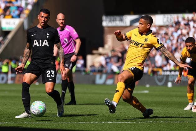 Wolverhampton Wanderers v Tottenham Hotspur, Premier League Pedro Porro of Tottenham Hotspur plays the ball past Joao Gomes of Wolverhampton Wanderers during the Wolverhampton Wanderers v Tottenham Hotspur Premier League match at Molineux Stadium, Wolverhampton, England on 25 April 2026 Credit: Ryan Crockett Every Second Media Editorial use only. All images are copyright Every Second Media Limited. No images may be reproduced without prior permission. All rights reserved. Premier League and Football League images are subject to licensing agreements with Football DataCo Limited. see https: www.football-dataco.com Copyright: xIMAGO EveryxSecondxMediax ESM-1945-0063 RyanxCrockettx xEveryxSecondxMediax