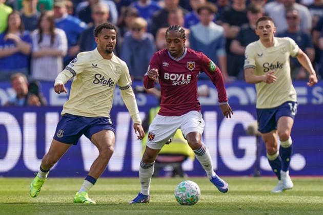 West Ham United v Everton, Premier League Kyle Walker-Peters of West Ham United under pressure from Iliman Ndiaye of Everton during the West Ham United v Everton Premier League match at the London Stadium, London, England on 25 April 2026 Credit: Dylan Hepworth Every Second Media Editorial use only. All images are copyright Every Second Media Limited. No images may be reproduced without prior permission. All rights reserved. Premier League and Football League images are subject to licensing agreements with Football DataCo Limited. see https: www.football-dataco.com Copyright: xIMAGO EveryxSecondxMediax ESM-1946-0024 DylanxHepworthx xEveryxSecondxMediax