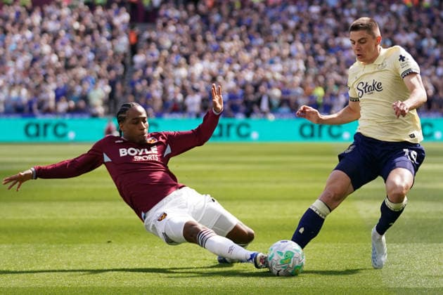 West Ham United v Everton, Premier League Vitaliy Mykolenko of Everton under pressure from Kyle Walker-Peters of West Ham United during the West Ham United v Everton Premier League match at the London Stadium, London, England on 25 April 2026 Credit: Dylan Hepworth Every Second Media Editorial use only. All images are copyright Every Second Media Limited. No images may be reproduced without prior permission. All rights reserved. Premier League and Football League images are subject to licensing agreements with Football DataCo Limited. see https: www.football-dataco.com Copyright: xIMAGO EveryxSecondxMediax ESM-1946-0027 DylanxHepworthx xEveryxSecondxMediax