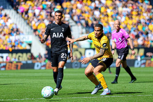 WOLVERHAMPTON, ENGLAND - April 25: Pedro Porro of Tottenham passes the ball during the Premier League football match between Wolverhampton Wanderers and Tottenham Hotspur at Molineux stadium on April 25, 2026 in Wolverhampton, England. Copyright: xNataliexMincher SPPx Sportspressphoto_SPR135548