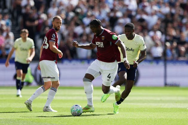 25th April 2026; London Stadium, London, England; Premier League Football, West Ham United versus Everton; Axel Disasi of West Ham United feels pressure from Thierno Barry of Everton HenningxvonxJagow