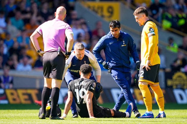 Premier League: Wolverhampton Wanderers v Tottenham Hotspur Dominic Solanke of Tottenham Hotspur receives treatment and is substituted off with an injury during the Premier League match Wolverhampton Wanderers vs Tottenham Hotspur at Molineux, Wolverhampton, United Kingdom on 25 April 2026 (Photo by Maynard Manyowa News Images) Wolverhampton Molineux West Midlands United Kingdom Copyright: xMaynardxManyowa NewsxImagesx