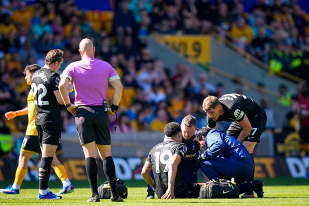 Premier League: Wolverhampton Wanderers v Tottenham Hotspur Dominic Solanke of Tottenham Hotspur receives treatment and is substituted off with an injury during the Premier League match Wolverhampton Wanderers vs Tottenham Hotspur at Molineux, Wolverhampton, United Kingdom on 25 April 2026 (Photo by Maynard Manyowa News Images) Wolverhampton Molineux West Midlands United Kingdom Copyright: xMaynardxManyowa NewsxImagesx