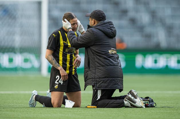 260425 Tabby Tindell of Häcken in pain and receives medical attention during the UEFA Women s Europa Cup final match leg 1 between Hammarby and Häcken on April 25, 2026 in Stockholm. Photo: Caisa Rasmussen BILDBYRAN COP 353 JN0267 fotboll football soccer fotball europa cup hammarby häcken uefa womens europa cup dam bbeng Copyright: CAISAxRASMUSSEN BB260425CR019