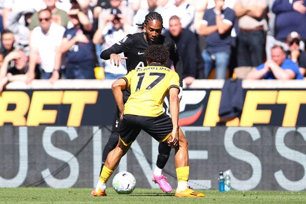 Wolverhampton Wanderers v Tottenham Hotspur, Premier League Djed Spence of Tottenham Hotspur looks to get past Pedro Lima of Wolverhampton Wanderers during the Wolverhampton Wanderers v Tottenham Hotspur Premier League match at Molineux Stadium, Wolverhampton, England on 25 April 2026 Credit: Ryan Crockett Every Second Media Editorial use only. All images are copyright Every Second Media Limited. No images may be reproduced without prior permission. All rights reserved. Premier League and Football League images are subject to licensing agreements with Football DataCo Limited. see https: www.football-dataco.com Copyright: xIMAGO EveryxSecondxMediax ESM-1945-0069 RyanxCrockettx xEveryxSecondxMediax