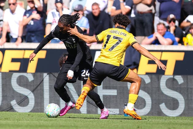Wolverhampton Wanderers v Tottenham Hotspur, Premier League Djed Spence of Tottenham Hotspur looks to get past Pedro Lima of Wolverhampton Wanderers during the Wolverhampton Wanderers v Tottenham Hotspur Premier League match at Molineux Stadium, Wolverhampton, England on 25 April 2026 Credit: Ryan Crockett Every Second Media Editorial use only. All images are copyright Every Second Media Limited. No images may be reproduced without prior permission. All rights reserved. Premier League and Football League images are subject to licensing agreements with Football DataCo Limited. see https: www.football-dataco.com Copyright: xIMAGO EveryxSecondxMediax ESM-1945-0072 RyanxCrockettx xEveryxSecondxMediax