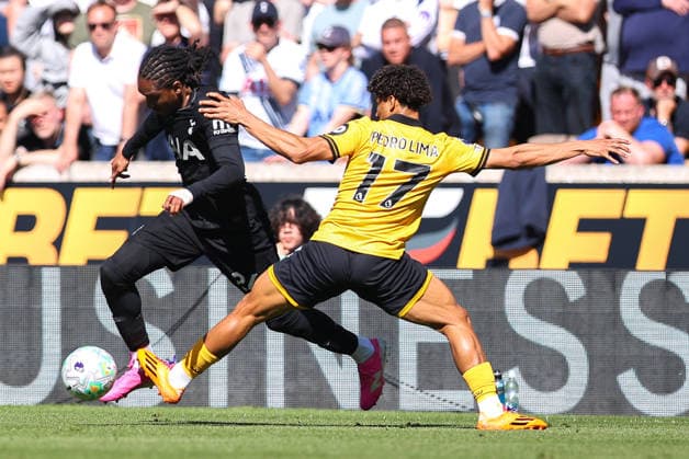 Wolverhampton Wanderers v Tottenham Hotspur, Premier League Djed Spence of Tottenham Hotspur looks to get past Pedro Lima of Wolverhampton Wanderers during the Wolverhampton Wanderers v Tottenham Hotspur Premier League match at Molineux Stadium, Wolverhampton, England on 25 April 2026 Credit: Ryan Crockett Every Second Media Editorial use only. All images are copyright Every Second Media Limited. No images may be reproduced without prior permission. All rights reserved. Premier League and Football League images are subject to licensing agreements with Football DataCo Limited. see https: www.football-dataco.com Copyright: xIMAGO EveryxSecondxMediax ESM-1945-0073 RyanxCrockettx xEveryxSecondxMediax