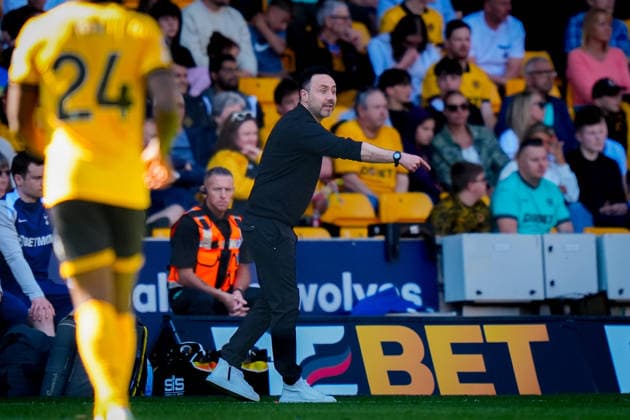 Premier League: Wolverhampton Wanderers v Tottenham Hotspur Roberto De Zerbi manager of Tottenham Hotspur gives his team instructions during the Premier League match Wolverhampton Wanderers vs Tottenham Hotspur at Molineux, Wolverhampton, United Kingdom on 25 April 2026 (Photo by Maynard Manyowa News Images) Wolverhampton Molineux West Midlands United Kingdom Copyright: xMaynardxManyowa NewsxImagesx