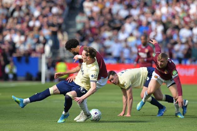 West Ham vs Everton Premier League Pablo of West Ham United clashes with James Garner of Everton during the West Ham vs Everton, Premier League match at the London Stadium Stratford. London The London Stadium UK Copyright: xMartinxDaltonx WestHam_vs_Everton_250426_MD_065