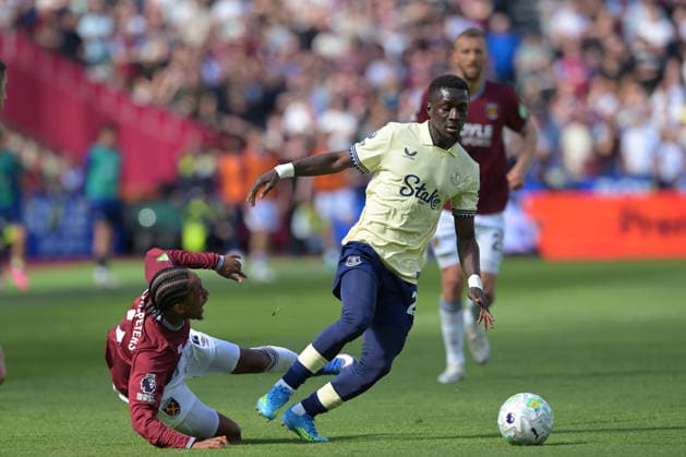 West Ham vs Everton Premier League Kyle Walker-Peters of West Ham United and Idrissa Gueye of Everton during the West Ham vs Everton, Premier League match at the London Stadium Stratford. London The London Stadium UK Copyright: xMartinxDaltonx WestHam_vs_Everton_250426_MD_099