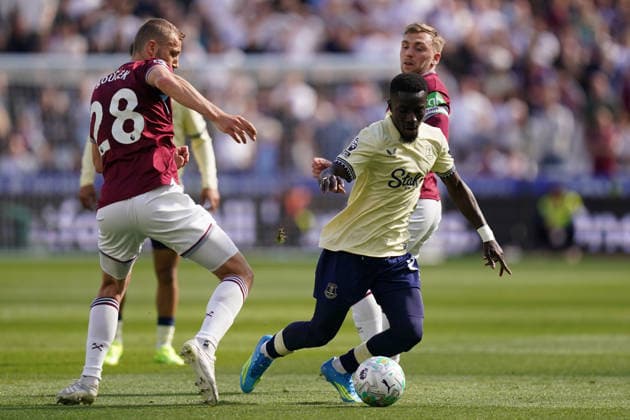 West Ham United v Everton, Premier League Idrissa Gueye of Everton under pressure from TomaÅ¡ SouÄek of West Ham United and Jarrod Bowen of West Ham United during the West Ham United v Everton Premier League match at the London Stadium, London, England on 25 April 2026 Credit: Dylan Hepworth Every Second Media Editorial use only. All images are copyright Every Second Media Limited. No images may be reproduced without prior permission. All rights reserved. Premier League and Football League images are subject to licensing agreements with Football DataCo Limited. see https: www.football-dataco.com Copyright: xIMAGO EveryxSecondxMediax ESM-1946-0035 DylanxHepworthx xEveryxSecondxMediax