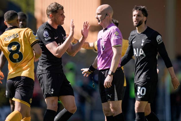 Premier League: Wolverhampton Wanderers v Tottenham Hotspur Referee Anthony Taylorspeaks to Micky van de Ven of Tottenham Hotspur during the Premier League match Wolverhampton Wanderers vs Tottenham Hotspur at Molineux, Wolverhampton, United Kingdom on 25 April 2026 (Photo by Maynard Manyowa News Images) Wolverhampton Molineux West Midlands United Kingdom Copyright: xMaynardxManyowa NewsxImagesx