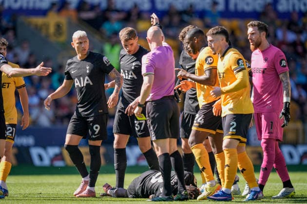 Premier League: Wolverhampton Wanderers v Tottenham Hotspur Yves Bissouma of Tottenham Hotspur receives treatment during the Premier League match Wolverhampton Wanderers vs Tottenham Hotspur at Molineux, Wolverhampton, United Kingdom on 25 April 2026 (Photo by Maynard Manyowa News Images) Wolverhampton Molineux West Midlands United Kingdom Copyright: xMaynardxManyowa NewsxImagesx