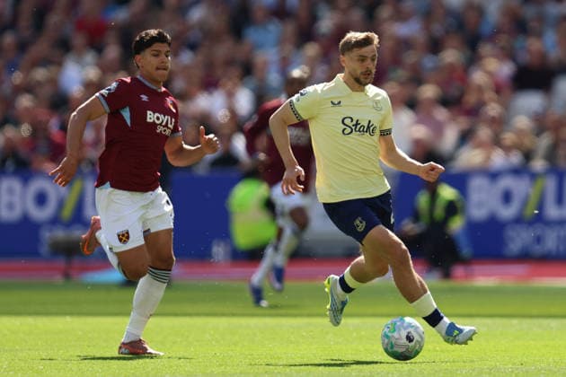 LONDON, ENGLAND, APRIL 25: Kiernan Dewsbury-Hall of Everton receives pressure from Matheus Fernandes of West Ham United during the Premier League match between West Ham United and Everton at London Stadium on April 25th, 2026 in London, England (Photo by Alexander Canillas Sports Press Photo) Copyright: xAlexanderxCanillas SPPx Sportspressphoto_SPR135578