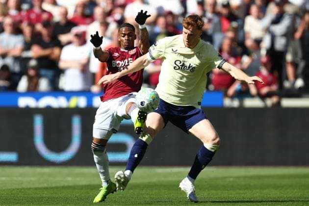 Crysencio Summerville of West Ham United and Jake O Brien of Everton battle for the ball West Ham United v Everton, Premier League, Football, London Stadium, London, UK - 25 Apr 2026London London Stadium United Kingdom EDITORIAL USE ONLY No use with unauthorised audio, video, data, fixture lists, club league logos or live services. Online in-match use limited to 120 images, no video emulation. No use in betting, games or single club league player publications. Copyright: xSimonxDael Shutterstockx 16838798z