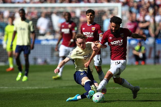 Premier League: West Ham United v Everton LONDON, UK - 25th Apr 2026: Pablo of West Ham United vies for possession with James Garner of Everton during the Premier League match between West Ham United FC and Everton FC at London Stadium London London Stadium England United Kingdom Copyright: xCraigxMercerx xPeakxActionxPhotosx