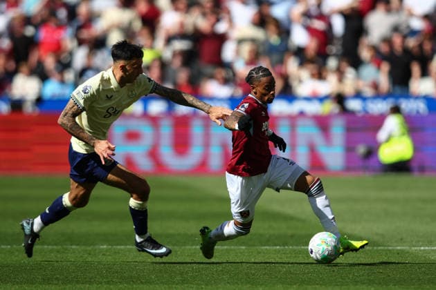 Premier League: West Ham United v Everton LONDON, UK - 25th Apr 2026: Crysencio Summerville of West Ham United holds off the challenge from Dwight McNeil of Everton during the Premier League match between West Ham United FC and Everton FC at London Stadium London London Stadium England United Kingdom Copyright: xCraigxMercerx xPeakxActionxPhotosx