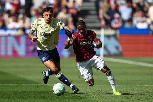 Premier League: West Ham United v Everton LONDON, UK - 25th Apr 2026: Crysencio Summerville of West Ham United holds off the challenge from Dwight McNeil of Everton during the Premier League match between West Ham United FC and Everton FC at London Stadium London London Stadium England United Kingdom Copyright: xCraigxMercerx xPeakxActionxPhotosx