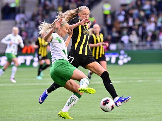 STOCKHOLM, SVERIGE 20260425 Hammarbys Stina Lennartsson och Häckens Thelma Karen Palmadottir under den första finalmatchen i Europa Cup mellan Hammarby och Häcken pa 3Arena. STOCKHOLM SVERIGE x10030x