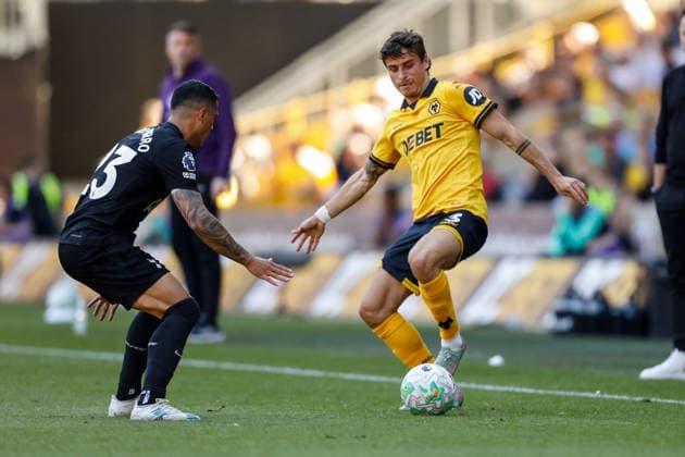 Wolverhampton Wanderers v Tottenham Hotspur Premier League Hugo Bueno of Wolverhampton Wanderers and Pedro Porro of Tottenham Hotspur during the Premier League match at Molineux, Wolverhampton 25 04 2026 UK Newspapers OUT Copyright: xMaxxTomlinsonx FIL-23351-0019