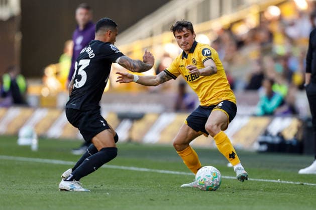 Wolverhampton Wanderers v Tottenham Hotspur Premier League Hugo Bueno of Wolverhampton Wanderers and Pedro Porro of Tottenham Hotspur during the Premier League match at Molineux, Wolverhampton 25 04 2026 UK Newspapers OUT Copyright: xMaxxTomlinsonx FIL-23351-0020