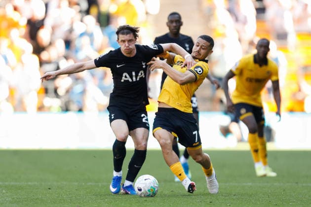 Wolverhampton Wanderers v Tottenham Hotspur Premier League AndrÃ of Wolverhampton Wanderers and Conor Gallagher of Tottenham Hotspur battle for the ball during the Premier League match at Molineux, Wolverhampton 25 04 2026 UK Newspapers OUT Copyright: xMaxxTomlinsonx FIL-23351-0021