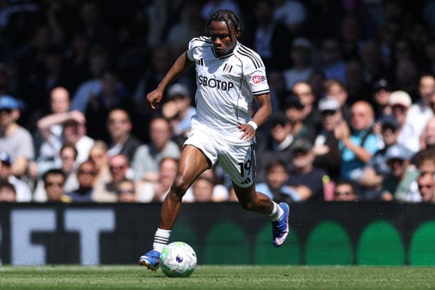 Fulham v Aston Villa - Premier League Samuel Chukwueze of Fulham passes the ball during the Premier League match between Fulham and Aston Villa at Craven Cottage in London, United Kingdom, on April 25, 2026. London Greater London United Kingdom  Copyright: xMIxNewsx originalFilename:fletcher-fulhamvs260425_npFjg.jpg