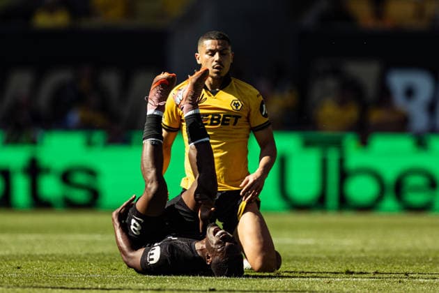 25th April 2026; Molineux Stadium, Wolverhampton, West Midlands, England; Premier League Football, Wolverhampton Wanderers versus Tottenham Hotspur; Yves Bissouma of Tottenham Hotspur is fouled by Andre of Wolverhampton Wanderers GodfreyxPitt