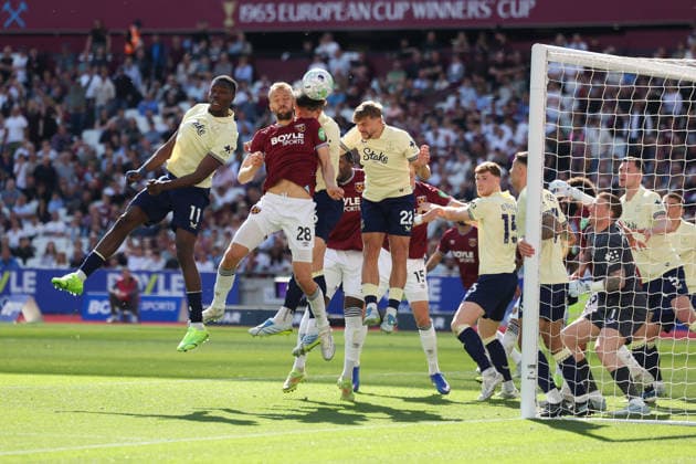 25th April 2026; London Stadium, London, England; Premier League Football, West Ham United versus Everton; Tomas Soucek of West Ham United wins an header and scores his teams 1st goal of the match in the 51th minute for 1-0 HenningxvonxJagow