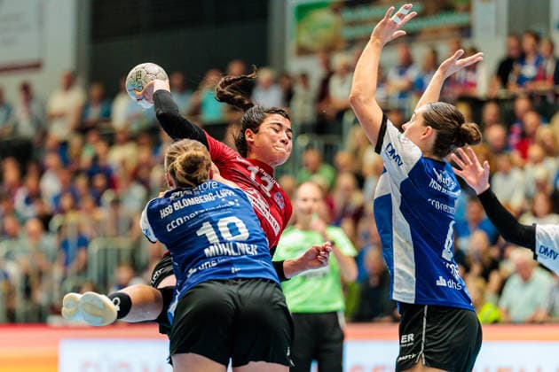 v.l. Maxi Muehlner (HSG Blomberg-Lippe, 10), Giulia Guarieiro (Thueringer HC, 13), Andrea Jacobsen (HSG Blomberg-Lippe, 04) GER, HSG Blomberg-Lippe vs. Thueringer HC, Handball, 1. Bundesliga Frauen, Play-Offs, Halbfinale, Spiel 1, 25.04.2026 GER, HSG Blomberg-Lippe vs. Thueringer HC, Handball, 1. Bundesliga Frauen, Play-Offs, Halbfinale, Spiel 1, 25.04.2026 Blomberg *** v l Maxi Muehlner HSG Blomberg Lippe, 10 , Giulia Guarieiro Thueringer HC, 13 , Andrea Jacobsen HSG Blomberg Lippe, 04 GER, HSG Blomberg Lippe vs Thueringer HC, Handball, 1 Bundesliga Women, Play Offs, Semifinal, Game 1, 25 04 2026 GER, HSG Blomberg Lippe vs Thueringer HC, Handball, 1 Bundesliga Women, Play Offs, Semifinal, Game 1, 25 04 2026 Blomberg Copyright: xEibner-Pressefoto JanxRollingerx EP_JSK