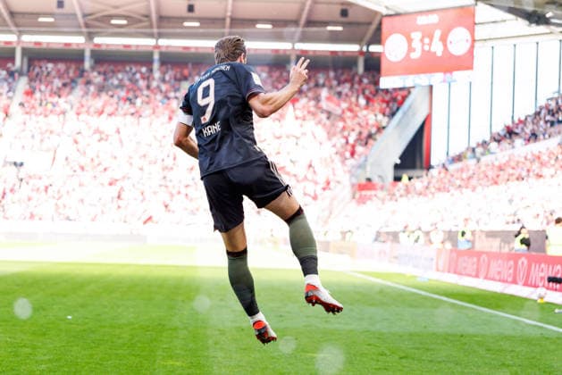 MAINZ, GERMANY - APRIL 25: Harry Kane (FC Bayern München Munich, 9) celebrates scoring his team s fourth goal with teammates during the Bundesliga match between 1. FSV Mainz 05 vs. FC Bayern Munich at MEWA Arena on matchday 31 of the 1. Bundesliga on April 25, 2026 in Mainz, Germany. DFL REGULATIONS PROHIBIT ANY USE OF PHOTOGRAPHS AS IMAGE SEQUENCES AND OR QUASI-VIDEO. Rhineland-Palatinate Germany Copyright: xStephanxHahnex