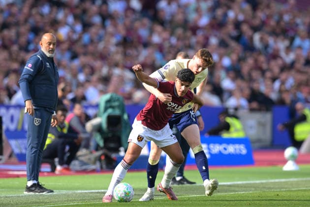 West Ham vs Everton Premier League Mateus Fernandes of West Ham United and Jake O Brien of Everton during the West Ham vs Everton, Premier League match at the London Stadium Stratford. London The London Stadium UK Copyright: xMartinxDaltonx WestHam_vs_Everton_250426_MD_315