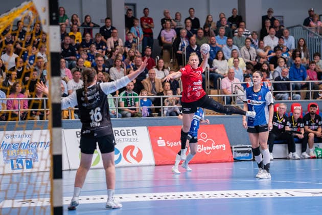HSG Blomberg-Lippe (GER) vs. Thueringer HC (GER) Handball, 1. Handball Bundesliga Frauen, Halbfinale, Spiel 1, 25.4.2026, Saision 2025 2026, Blomberg Lotta Heider (Thueringer HC, 07) im Torwurf Blomberg Sporthalle an der Ulmenallee Deutschland