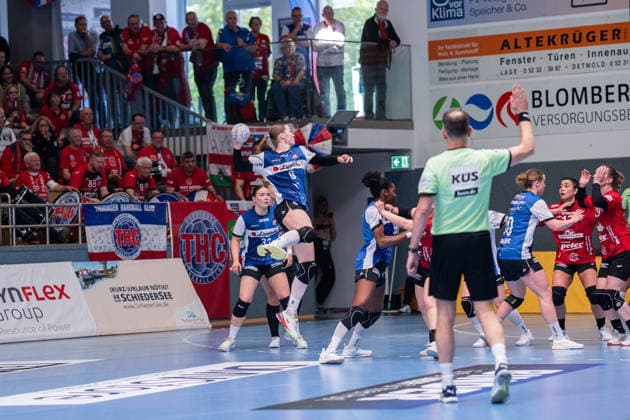 HSG Blomberg-Lippe (GER) vs. Thueringer HC (GER) Handball, 1. Handball Bundesliga Frauen, Halbfinale, Spiel 1, 25.4.2026, Saision 2025 2026, Blomberg Nieke Kuehne (HSG Blomberg-Lippe, 09) im Torwurf Blomberg Sporthalle an der Ulmenallee Deutschland
