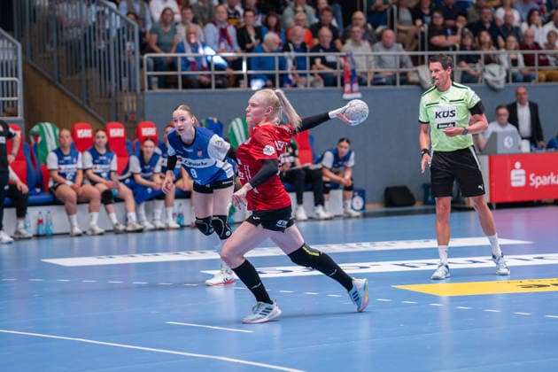 HSG Blomberg-Lippe (GER) vs. Thueringer HC (GER) Handball, 1. Handball Bundesliga Frauen, Halbfinale, Spiel 1, 25.4.2026, Saision 2025 2026, Blomberg Johanna Reichert (Thueringer HC, 29) bei einem 7-Meter Wurf Blomberg Sporthalle an der Ulmenallee Deutschland