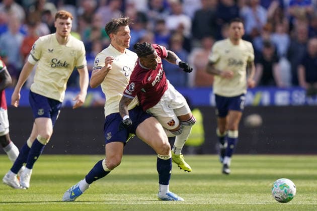 West Ham United v Everton, Premier League Crysencio Summerville of West Ham United being fouled by James Tarkowski of Everton during the West Ham United v Everton Premier League match at the London Stadium, London, England on 25 April 2026 Credit: Dylan Hepworth Every Second Media Editorial use only. All images are copyright Every Second Media Limited. No images may be reproduced without prior permission. All rights reserved. Premier League and Football League images are subject to licensing agreements with Football DataCo Limited. see https: www.football-dataco.com Copyright: xIMAGO EveryxSecondxMediax ESM-1946-0046 DylanxHepworthx xEveryxSecondxMediax