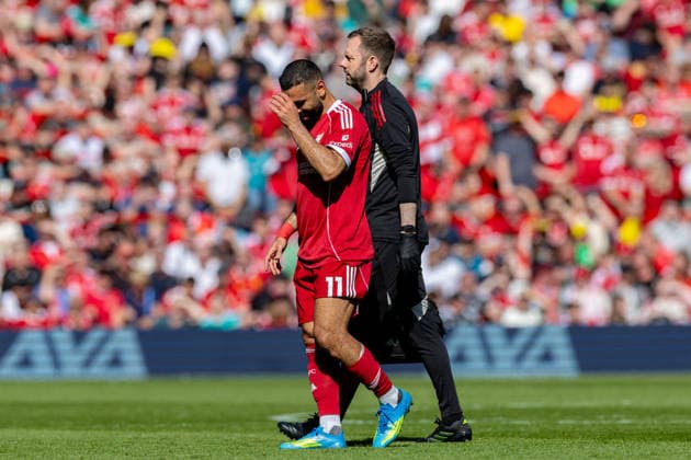 Football - FA Premier League - Liverpool FC v Crystal Palace FC LIVERPOOL, ENGLAND - Saturday, April 25, 2026: Liverpool s Mohamed Salah is substituted off injured during the FA Premier League match between Liverpool FC and Crystal Palace FC at Anfield. (Photo by David Rawcliffe Propaganda) LIVERPOOL Anfield MERSEYSIDE ENGLAND  Copyright: xDavidxRawcliffex P2026-04-25-Liverpool_Crystal_Palace-68