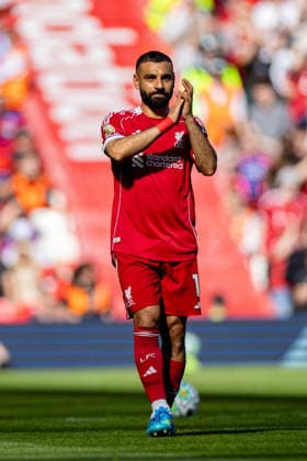 Football - FA Premier League - Liverpool FC v Crystal Palace FC LIVERPOOL, ENGLAND - Saturday, April 25, 2026: Liverpool s Mohamed Salah applauds the crowd as he is substituted off injured during the FA Premier League match between Liverpool FC and Crystal Palace FC at Anfield. (Photo by David Rawcliffe Propaganda) LIVERPOOL Anfield MERSEYSIDE ENGLAND  Copyright: xDavidxRawcliffex P2026-04-25-Liverpool_Crystal_Palace-71