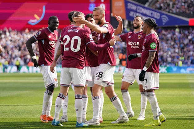 West Ham United v Everton, Premier League TomaÅ¡ SouÄek of West Ham United celebrating his goal to make it 1-0 during the West Ham United v Everton Premier League match at the London Stadium, London, England on 25 April 2026 Credit: Dylan Hepworth Every Second Media Editorial use only. All images are copyright Every Second Media Limited. No images may be reproduced without prior permission. All rights reserved. Premier League and Football League images are subject to licensing agreements with Football DataCo Limited. see https: www.football-dataco.com Copyright: xIMAGO EveryxSecondxMediax ESM-1946-0044 DylanxHepworthx xEveryxSecondxMediax