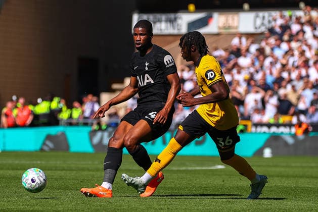 Wolverhampton Wanderers v Tottenham Hotspur, Premier League Kevin Danso of Tottenham Hotspur plays the ball away from Mateus Mane of Wolverhampton Wanderers during the Wolverhampton Wanderers v Tottenham Hotspur Premier League match at Molineux Stadium, Wolverhampton, England on 25 April 2026 Credit: Ryan Crockett Every Second Media Editorial use only. All images are copyright Every Second Media Limited. No images may be reproduced without prior permission. All rights reserved. Premier League and Football League images are subject to licensing agreements with Football DataCo Limited. see https: www.football-dataco.com Copyright: xIMAGO EveryxSecondxMediax ESM-1945-0079 RyanxCrockettx xEveryxSecondxMediax