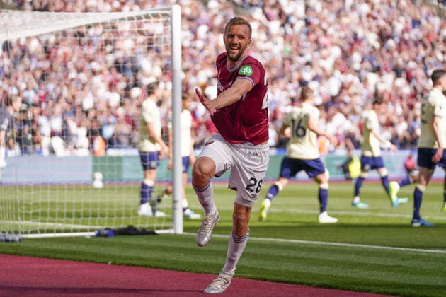 West Ham United v Everton, Premier League TomaÅ¡ SouÄek of West Ham United celebrating his goal to make it 1-0 during the West Ham United v Everton Premier League match at the London Stadium, London, England on 25 April 2026 Credit: Dylan Hepworth Every Second Media Editorial use only. All images are copyright Every Second Media Limited. No images may be reproduced without prior permission. All rights reserved. Premier League and Football League images are subject to licensing agreements with Football DataCo Limited. see https: www.football-dataco.com Copyright: xIMAGO EveryxSecondxMediax ESM-1946-0037 DylanxHepworthx xEveryxSecondxMediax