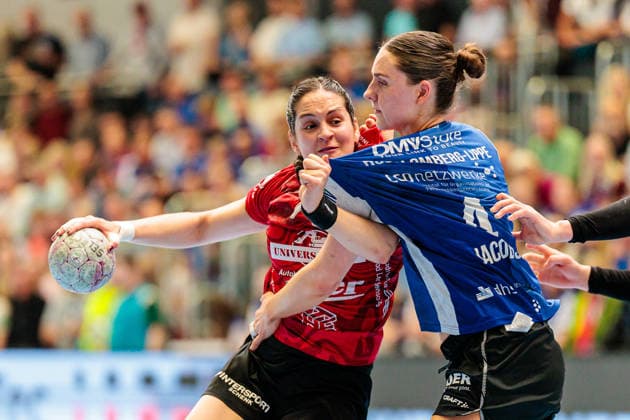 v.l. Kelly de Abreu Rosa (Thueringer HC, 77), Andrea Jacobsen (HSG Blomberg-Lippe, 04) im Zweikampf GER, HSG Blomberg-Lippe vs. Thueringer HC, Handball, 1. Bundesliga Frauen, Play-Offs, Halbfinale, Spiel 1, 25.04.2026 GER, HSG Blomberg-Lippe vs. Thueringer HC, Handball, 1. Bundesliga Frauen, Play-Offs, Halbfinale, Spiel 1, 25.04.2026 Blomberg Copyright: xEibner-Pressefoto JanxRollingerx EP_JSK