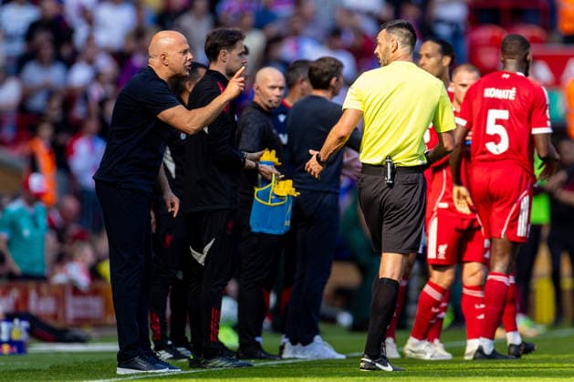 Football - FA Premier League - Liverpool FC v Crystal Palace FC LIVERPOOL, ENGLAND - Saturday, April 25, 2026: Liverpool s head coach Arne Slot argues with referee Andrew Madley for not blowing the whistle for goalkeeper Freddie Woodman s injury which leads to a Crystal Palace goal during the FA Premier League match between Liverpool FC and Crystal Palace FC at Anfield. (Photo by David Rawcliffe Propaganda) LIVERPOOL Anfield MERSEYSIDE ENGLAND  Copyright: xDavidxRawcliffex P2026-04-25-Liverpool_Crystal_Palace-80