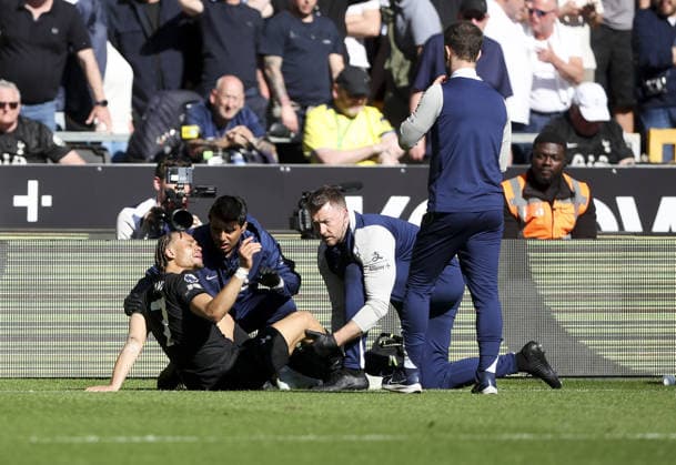 Wolverhampton Wanderers v Tottenham Hotspur, FA Premier League 25.04.26 Wolverhampton Wanderers v Tottenham Hotspur, FA Premier League Bradley Ormesher The Times Xavi Simons of Tottenham goes off injured  Copyright: xBradleyxOrmesherx NINTCHDBPICT001076161973