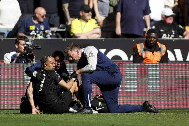 Wolverhampton Wanderers v Tottenham Hotspur, FA Premier League 25.04.26 Wolverhampton Wanderers v Tottenham Hotspur, FA Premier League Bradley Ormesher The Times Xavi Simons of Tottenham goes off injured  Copyright: xBradleyxOrmesherx NINTCHDBPICT001076162143