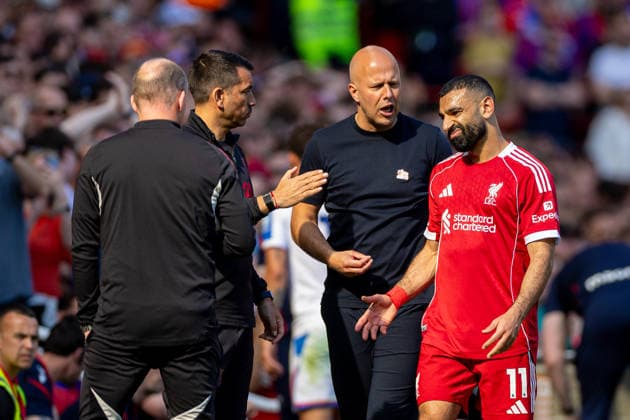 Football - FA Premier League - Liverpool FC v Crystal Palace FC LIVERPOOL, ENGLAND - Saturday, April 25, 2026: Liverpool s Mohamed Salah complains about his hamstring to head coach Arne Slot (L) as he is substituted off during the FA Premier League match between Liverpool FC and Crystal Palace FC at Anfield. (Photo by David Rawcliffe Propaganda) LIVERPOOL Anfield MERSEYSIDE ENGLAND  Copyright: xDavidxRawcliffex P2026-04-25-Liverpool_Crystal_Palace-88