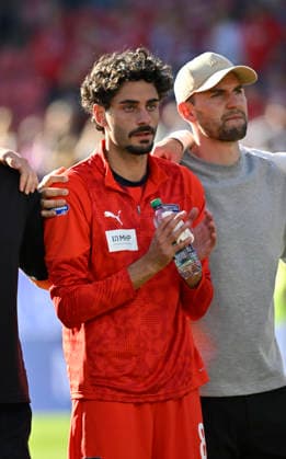 nach Spielende: Spieler feiern in der Fankurve den Sieg nur Eren Dinkci 1. FC Heidenheim 1846 FCH (08) ist traurig, Fans sichern Unterstützung zu im Fall Knochenmarkspende fuer Lebensgefaehrtin Freundin Cinja 1. FC Heidenheim 1846 FCH vs FC St. Pauli 25.04.2026 DFL REGULATIONS PROHIBIT ANY USE OF PHOTOGRAPHS AS IMAGE SEQUENCES AND OR QUASI-VIDEO 1. FC Heidenheim 1846 FCH vs FC St. Pauli *** after the end of the match players celebrate the victory in the fan curve only Eren Dinkci 1 FC Heidenheim 1846 FCH 08 is sad, fans assure support in case of bone marrow donation for life companion girlfriend Cinja 1 FC Heidenheim 1846 FCH vs FC St Pauli 25 04 2026 DFL REGULATIONS PROHIBIT ANY USE OF PHOTOGRAPHS AS IMAGE SEQUENCES AND OR QUASI VIDEO 1 FC Heidenheim 1846 FCH vs FC St Pauli