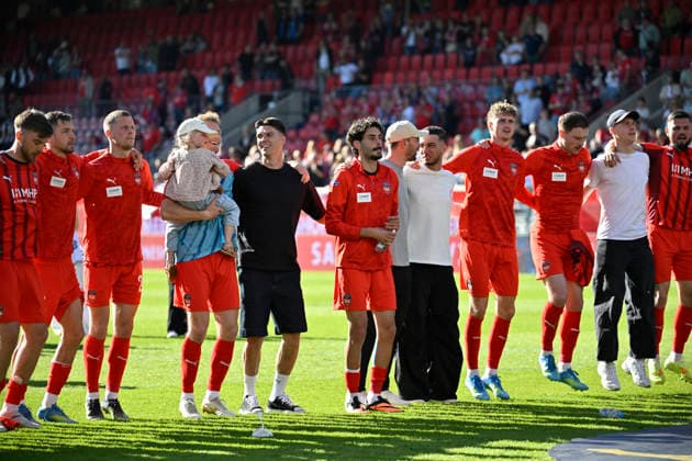 nach Spielende: Spieler feiern in der Fankurve den Sieg nur Eren Dinkci 1. FC Heidenheim 1846 FCH (08) ist traurig, Fans sichern Unterstützung zu im Fall Knochenmarkspende fuer Lebensgefaehrtin Freundin Cinja 1. FC Heidenheim 1846 FCH vs FC St. Pauli 25.04.2026 DFL REGULATIONS PROHIBIT ANY USE OF PHOTOGRAPHS AS IMAGE SEQUENCES AND OR QUASI-VIDEO 1. FC Heidenheim 1846 FCH vs FC St. Pauli *** after the end of the match players celebrate the victory in the fan curve only Eren Dinkci 1 FC Heidenheim 1846 FCH 08 is sad, fans assure support in case of bone marrow donation for life companion girlfriend Cinja 1 FC Heidenheim 1846 FCH vs FC St Pauli 25 04 2026 DFL REGULATIONS PROHIBIT ANY USE OF PHOTOGRAPHS AS IMAGE SEQUENCES AND OR QUASI VIDEO 1 FC Heidenheim 1846 FCH vs FC St Pauli