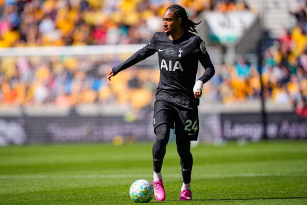 Wolverhampton Wanderers v Tottenham Hotspur - Premier League Djed Spence of Tottenham Hotspur makes a run with the ball during the Premier League match between Wolverhampton Wanderers and Tottenham Hotspur at Molineux in Wolverhampton, United Kingdom, on April 25, 2026. Wolverhampton West Midlands United Kingdom  Copyright: xNewsxImagesx originalFilename:cosgrove-premierl260425_npIAS.jpg