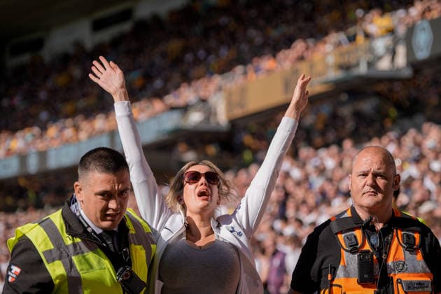 Premier League: Wolverhampton Wanderers v Tottenham Hotspur Spurs players in an altercation with Wolves players during the Premier League match Wolverhampton Wanderers vs Tottenham Hotspur at Molineux, Wolverhampton, United Kingdom on 25 April 2026 (Photo by Maynard Manyowa News Images) Wolverhampton Molineux West Midlands United Kingdom Copyright: xMaynardxManyowa NewsxImagesx